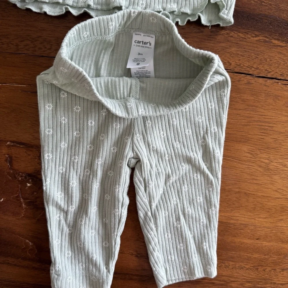Carter’s Baby Girl Light Green Long-sleeve and pant set size 3M
